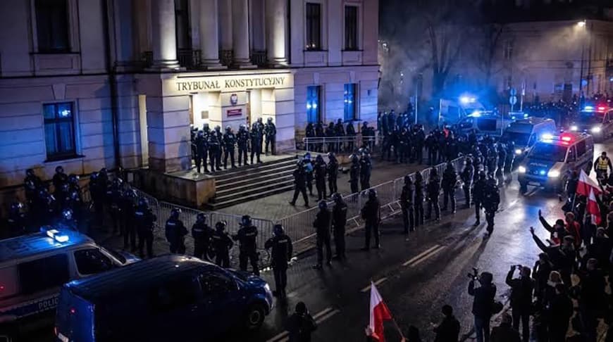 Особенно сложная ситуация сложилась в районе аллеи Шуха, где находятся Конституционный суд, несколько министерств, в том числе иностранных дел.