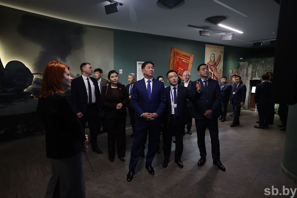 Будет дополнено. Лукашенко проведет переговоры с Президентом Монголии, который совершает официальный визит в Беларусь