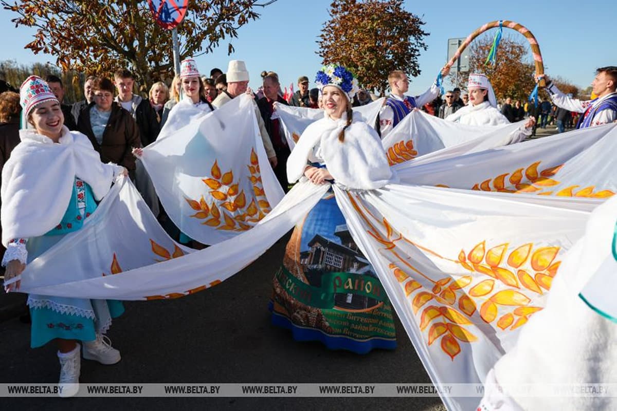 В Миорах на «Дажынках-2026» лучшему комбайнеру Витебской области вручили ключи от BELGEE X50 Фото БЕЛТА
