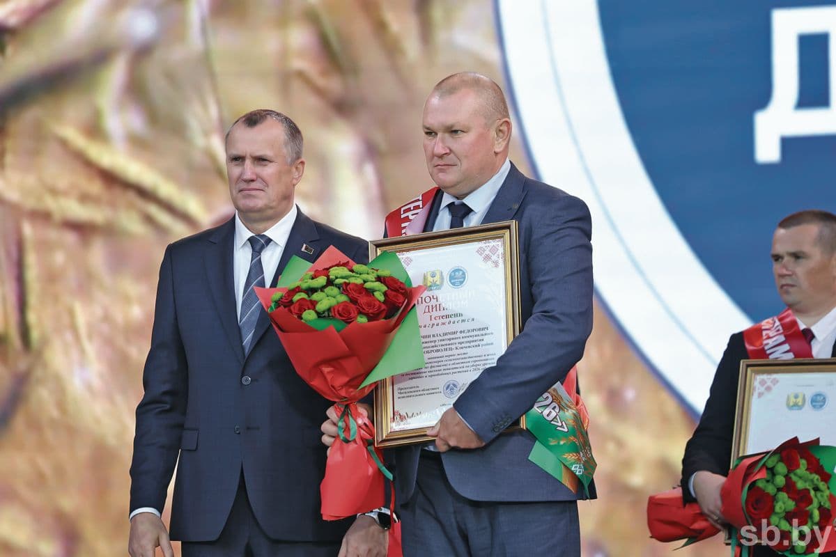 Анатолий ИСАЧЕНКО поздравляет главного инженера УКСП «Совхоз «Доброволец» Кличевского района Владимира КАРПЕЧИНА, занявшего первое место в областном соревновании.