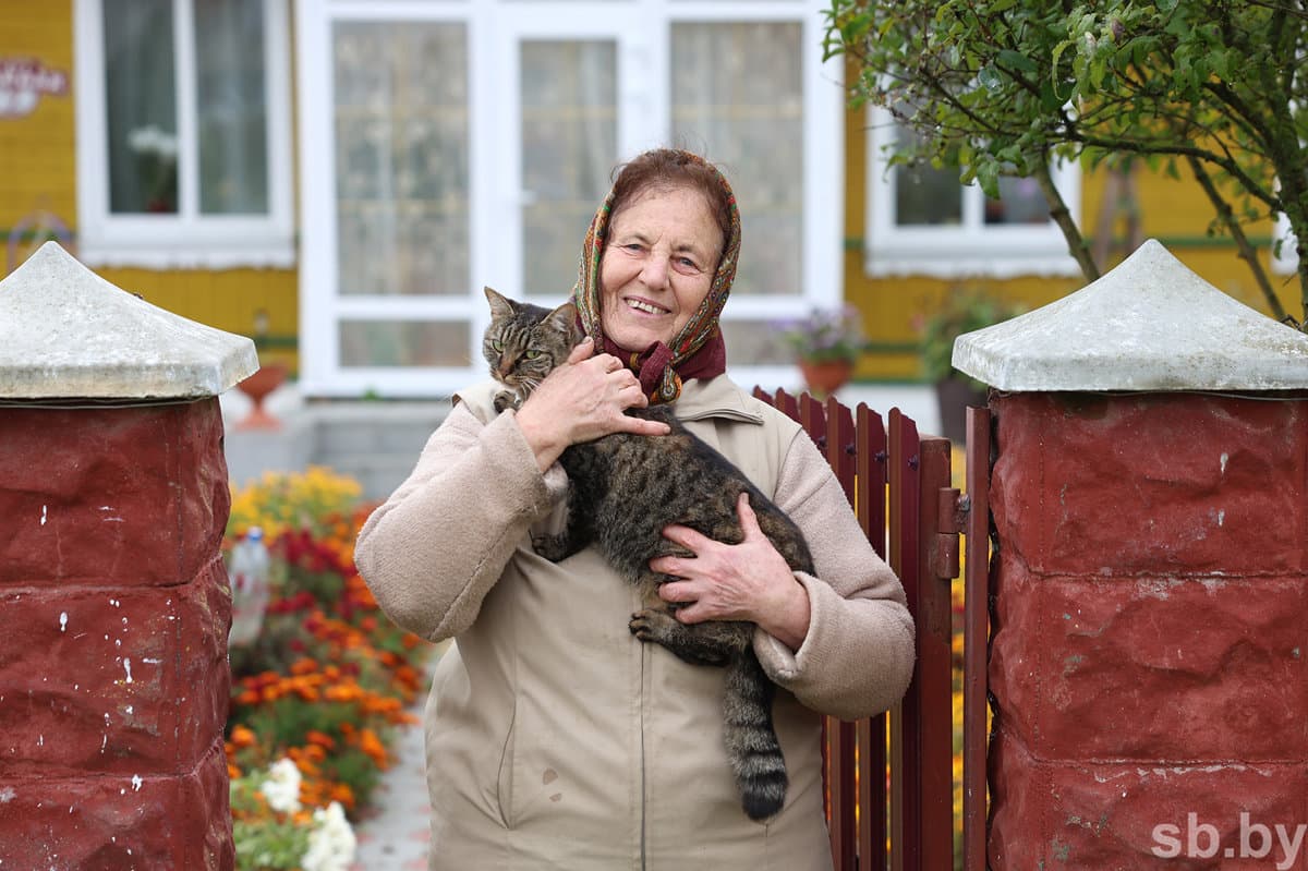 Home delivery care. How the youth of Mozyr region helps the elderly with household chores