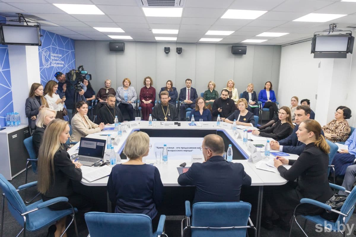 О разработанных и внедренных в практику проектах также рассказала руководитель координационного центра защиты жизни и семейных ценностей «ЗаРождение» Полоцкой епархии Олеся Точило :