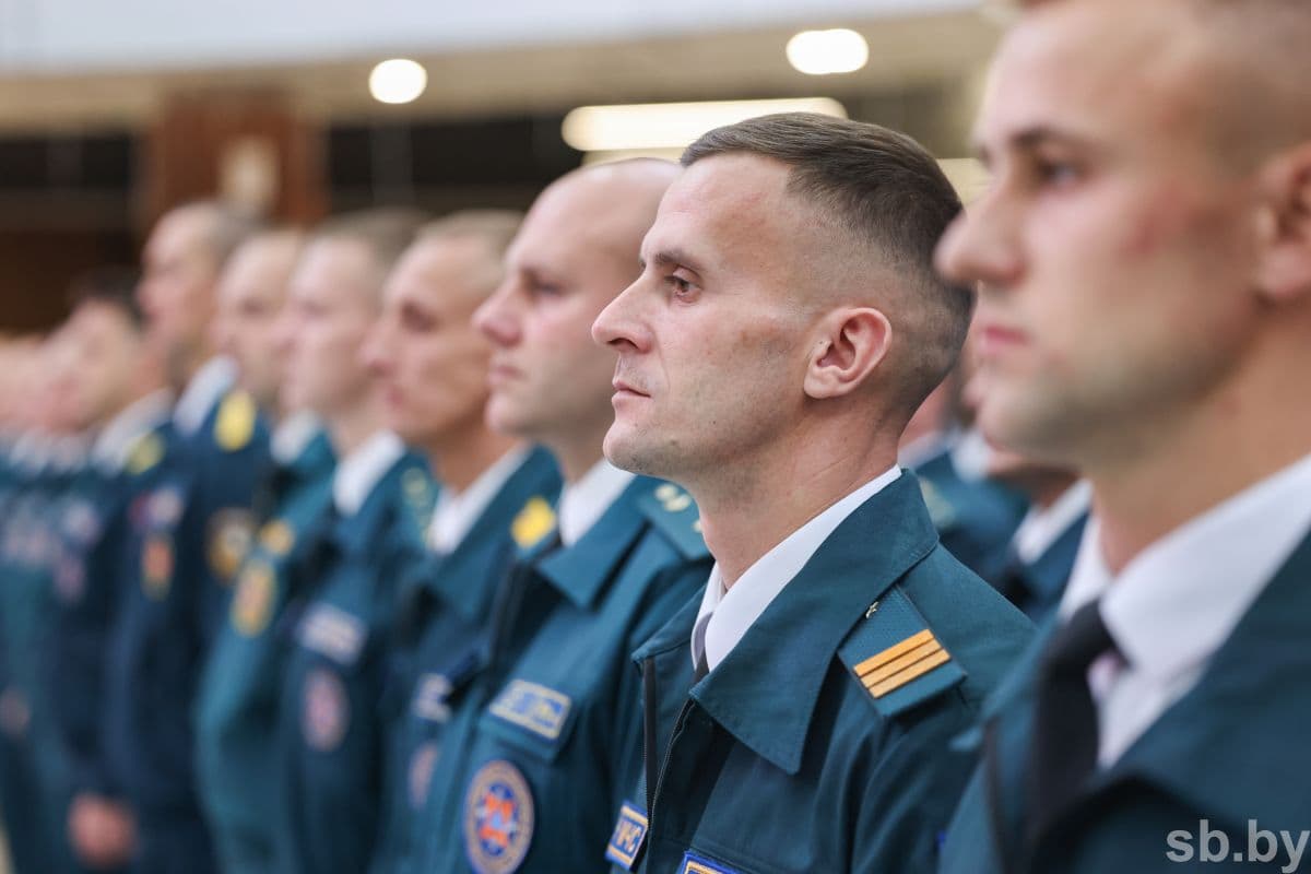 Minister of Emergency Situations Vadim Sinyavsky thanked them for their work in preserving the harvest: