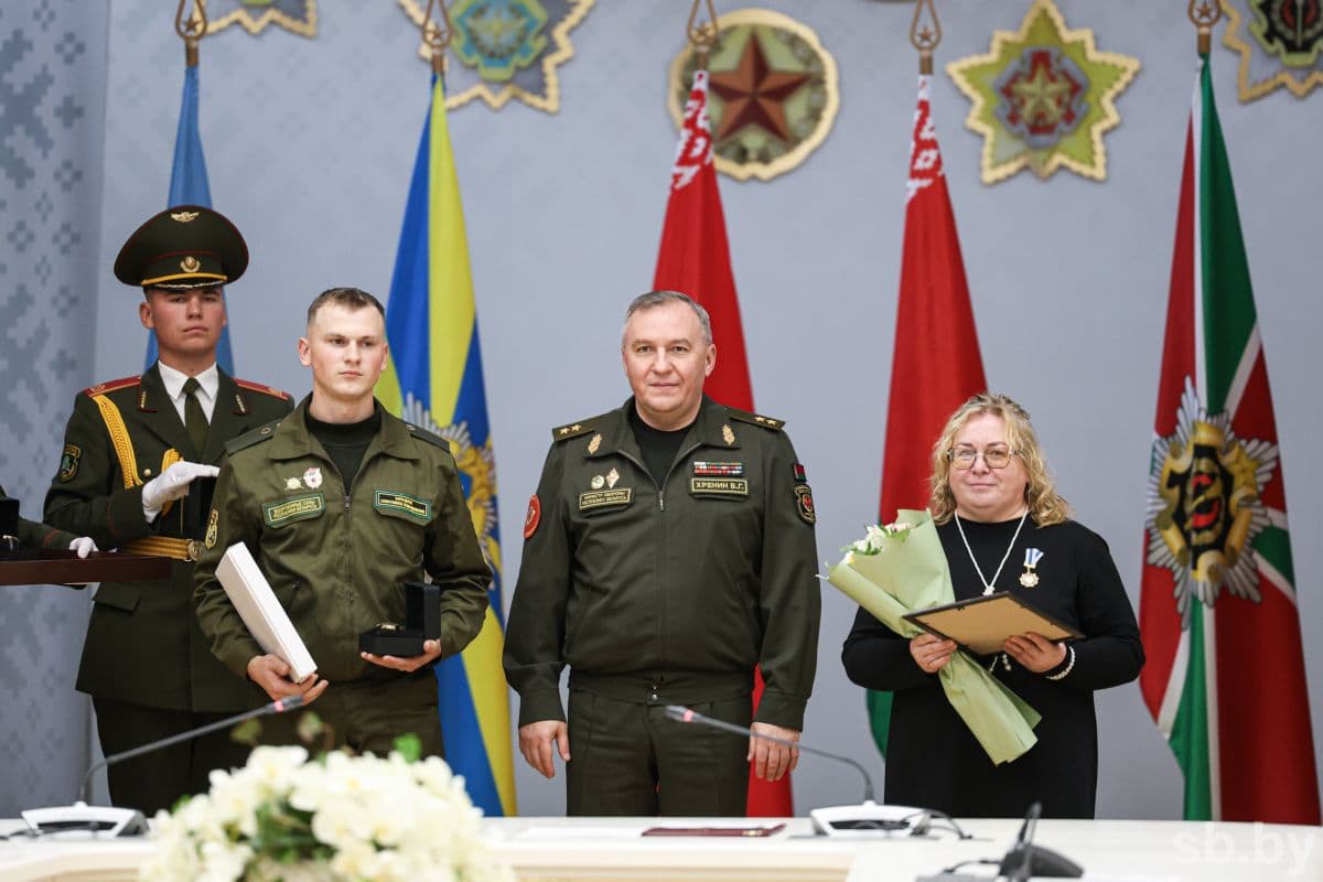 Министр обороны Беларуси генерал-лейтенант Виктор Хренин поздравил отличников военной службы: