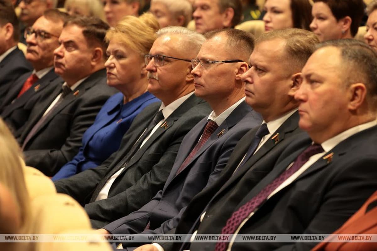 Председатель Палаты представителей Национального собрания Игорь Сергеенко , открывая обсуждение, отметил, что в Полоцке прошли первые чтения, посвященные истокам белорусской государственности: