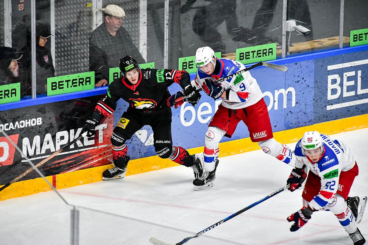 In the course of the match, the "lynx" led - 2: 0. However, they lost the advantage and in the end gave way. To get even with the Russian team for the defeat the day before yesterday (2: 3), Vladimir Kopat’s wards could not.