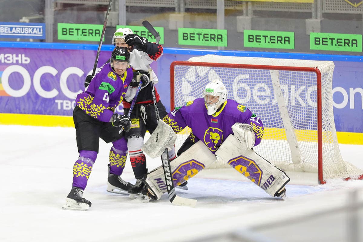 En el curso del partido, el lince admitió - 1: 2. Luego les dieron la espalda. Además, los residentes de Gomel lanzaron el puck decisivo sólo 43 segundos antes del final del tercer período.