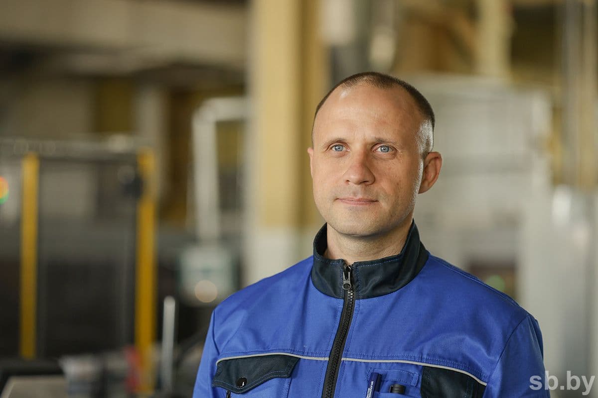 Master of the workshop of finished products Alexey Korzun.
