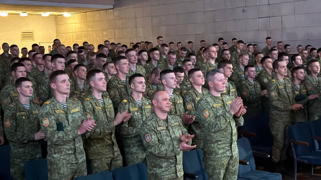 A creative gift for the discharged in the reserve was a large festive concert. The program included vocal and instrumental numbers performed by military musicians and guest artists.