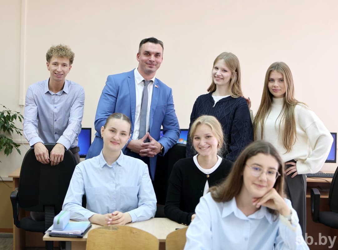 Иван Веселов — продолжатель династии. Его отец Александр Ильич родом из Кемеровской области Российской Федерации. В том регионе фамилия Веселовых известна по титулу «педагогической династии столетия».