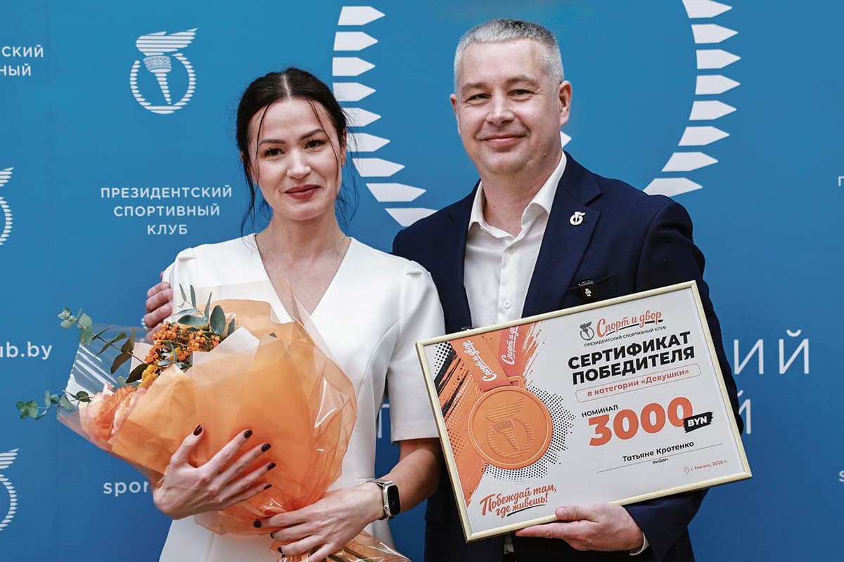Pavel Egorov handed Tatiana Krotenko a certificate for 3000 rubles.