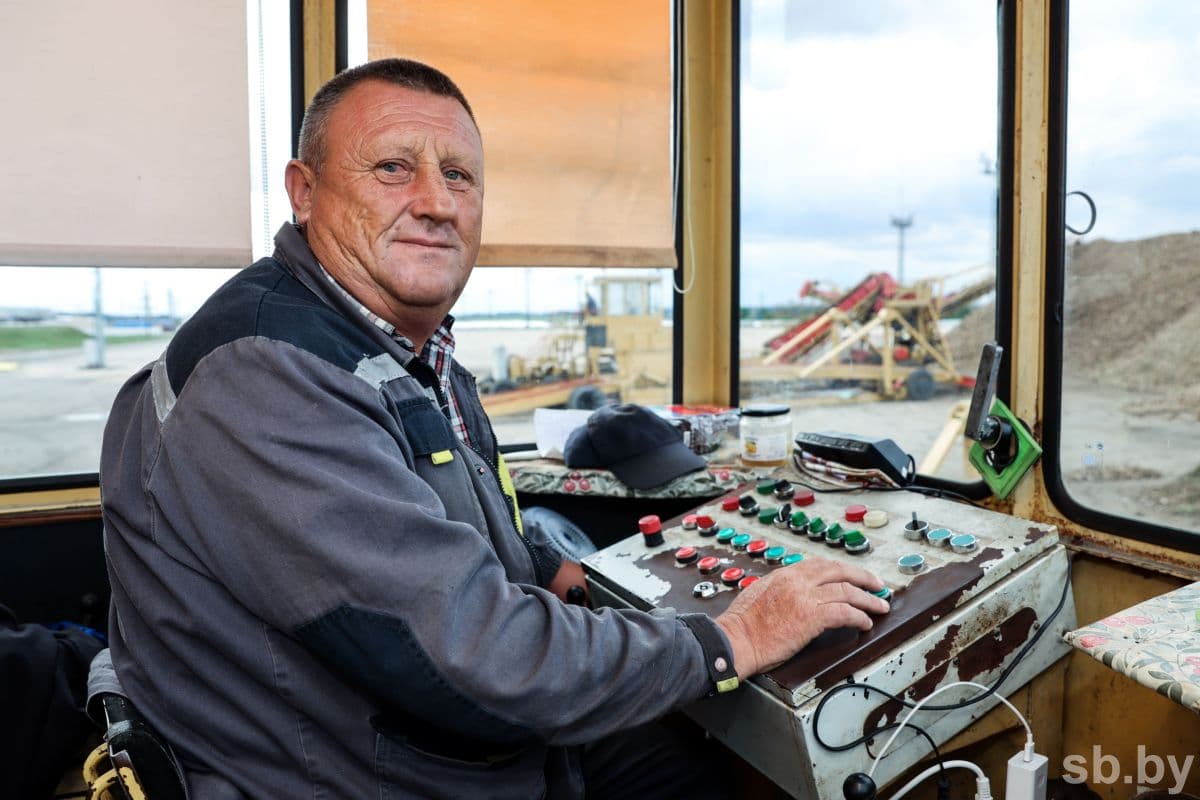 Engineer Victor Ostrovsky. "The earth demands full return." Tractor-machinist OJSC "Rogoznyansky" Alexander Misiyuk 37 years remains faithful to his native economy