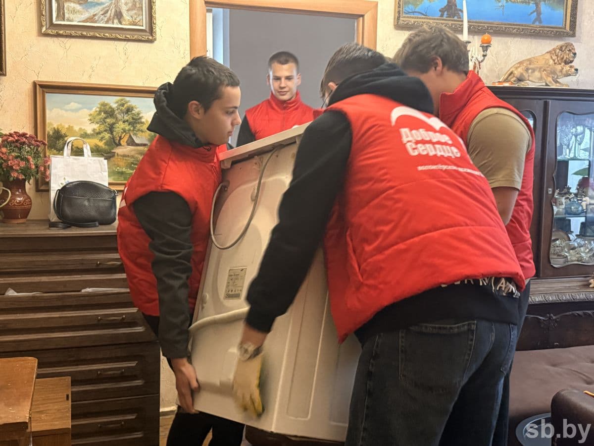 Жительница Минска Инна Некрасова впервые принимает у себя волонтеров отряда «Доброе сердце» БРСМ БГУ — узнала о такой возможности из новостей: