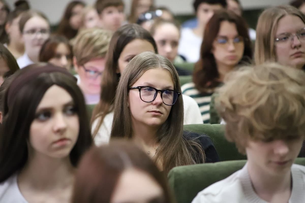 Evgeny Logovsky, an employee of the Department for Drug Control and Combating Trafficking in Human Beings, recommended communicating with strangers with caution both in real life and in social networks.