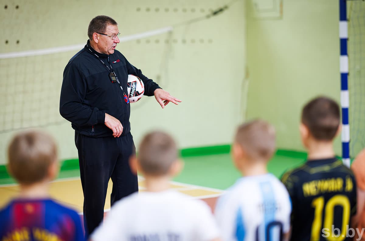 Anatoly Ananyev with pupils.