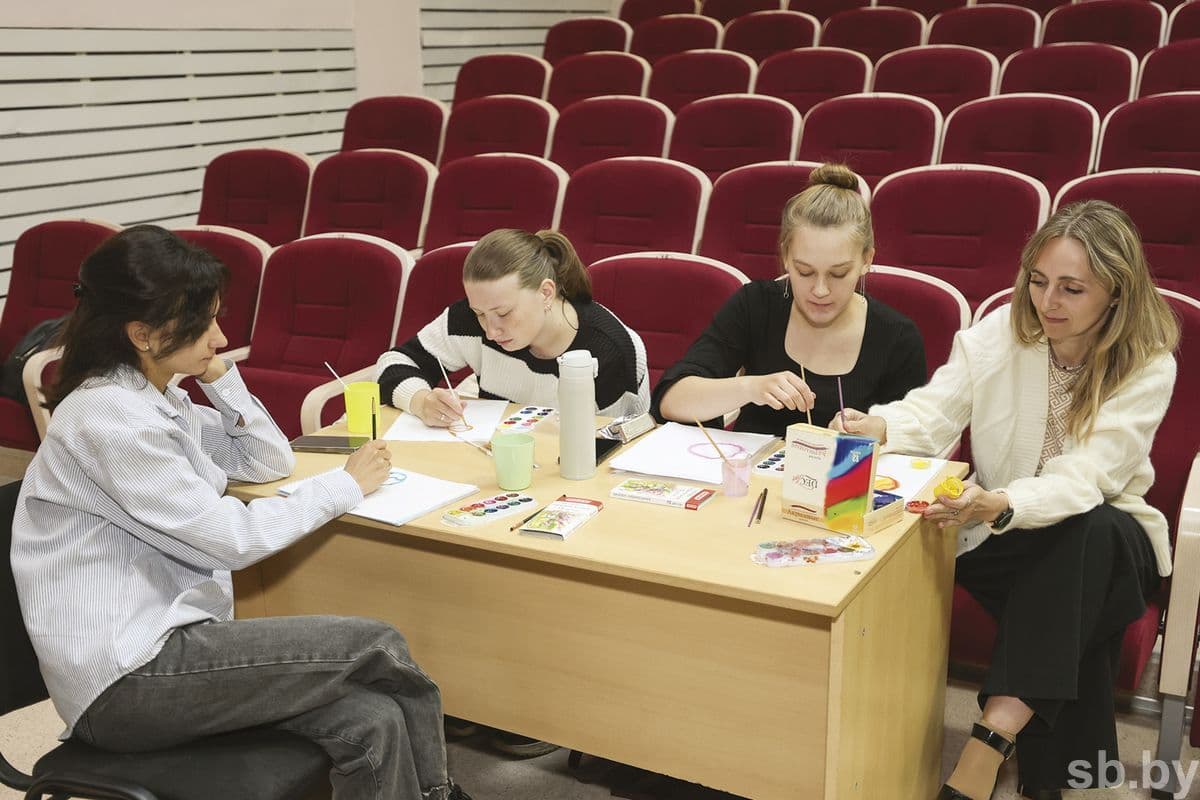 В тишине слышен только шорох кистей