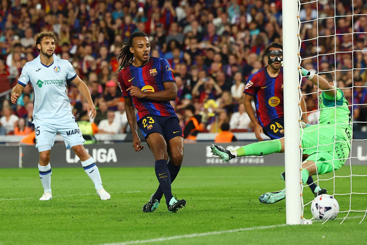 The team from the capital of Catalonia was considered the favorite - and she confidently confirmed the superiority in the class, sending three unanswered goals into the opponent's goal.