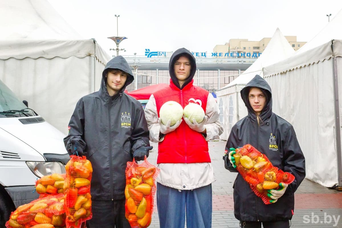 Nikita Zhigadlo, Alexander Zimin, Peter Romanov. Careful young people are growing in Belarus. Learned how volunteers helped Minsk during the action “Dobro.Senior”