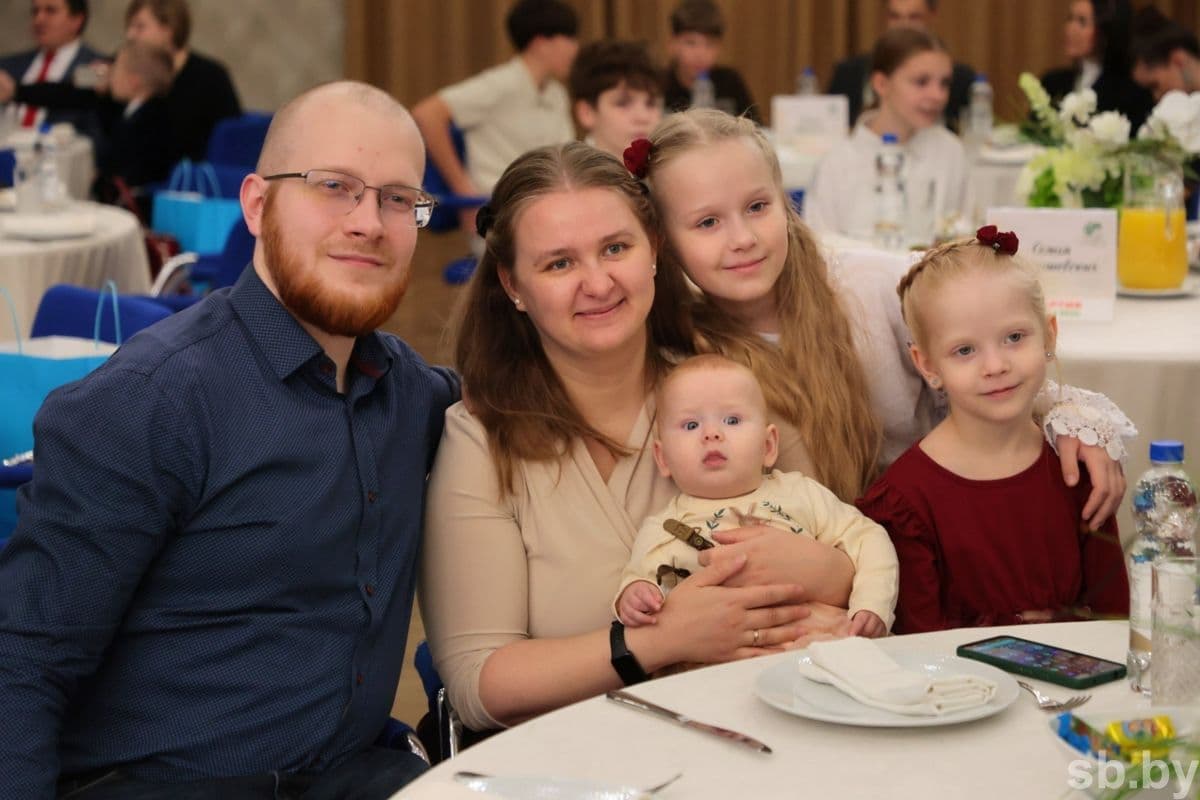 Anton and Ekaterina Blashko are raising daughters - Maria, Anna and Elizabeth, who recently turned six months old. Girls grow up in love and care.