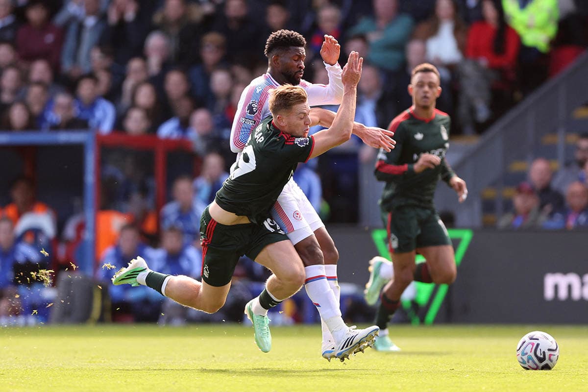 The wards of Oliver Glassner were more likely to own the ball (57% to 43%) and beat on goal (24:13). And dangerous moments "foresters" created more. However, the efficiency of the London team in the attack was much higher.