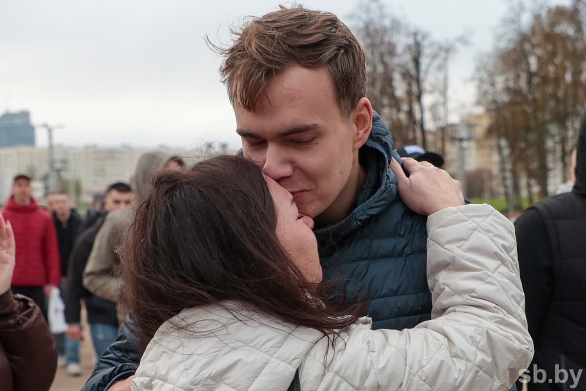 Все новобранцы мотивированы к службе, заверил военный комиссар Минской области полковник Дмитрий Вольфович:
