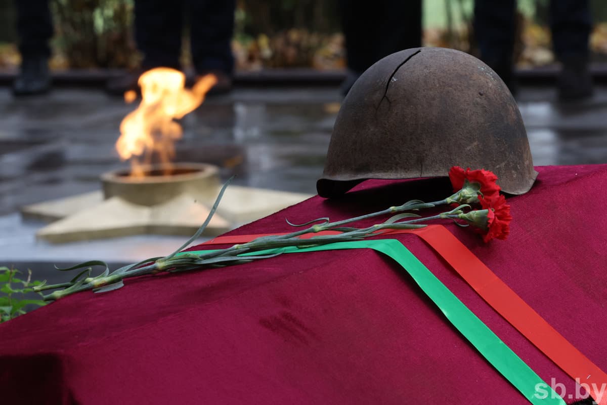 Traditionell begannen die Ereignisse mit einem feierlichen Treffen und dem Verlegen von Blumen am Denkmal für sowjetische Soldaten.