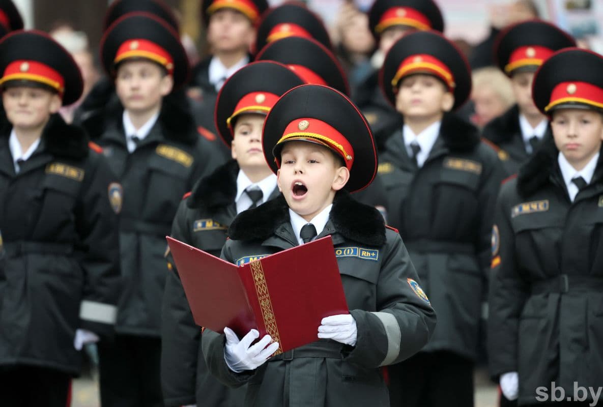 Первокурсник Специализированного лицея МЧС в Гомеле Иван Бобир зачитывает слова клятвы. Фото Сергея Холодилина.