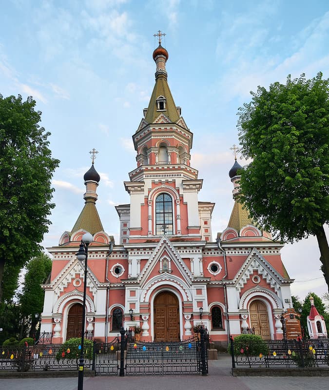 The gilded crosses of this church are the first to see when you walk from the station towards Lenin Square. The cathedral is large, bright, with rich decor. It seems like he's always been here. But...