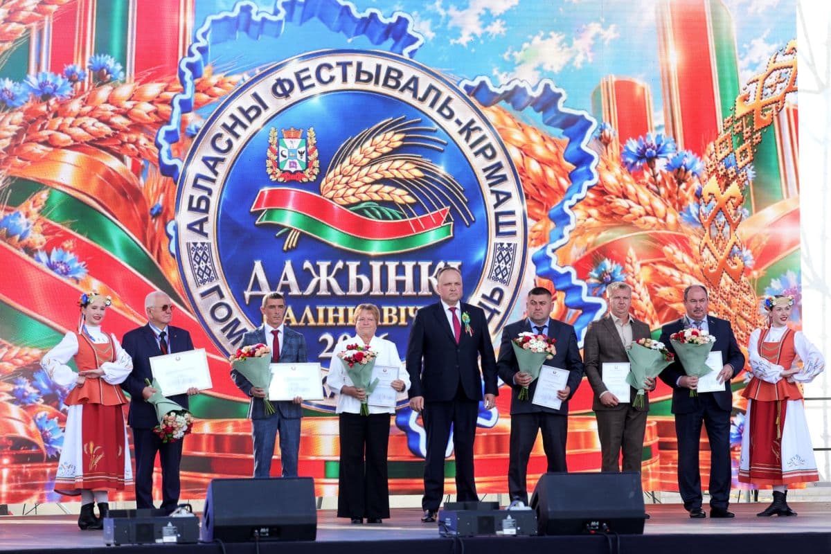 Александр Терехов с героями уборочной страды Гомельщины — теми, кто в этом году вырастил и убрал миллионный каравай юго-восточного региона.