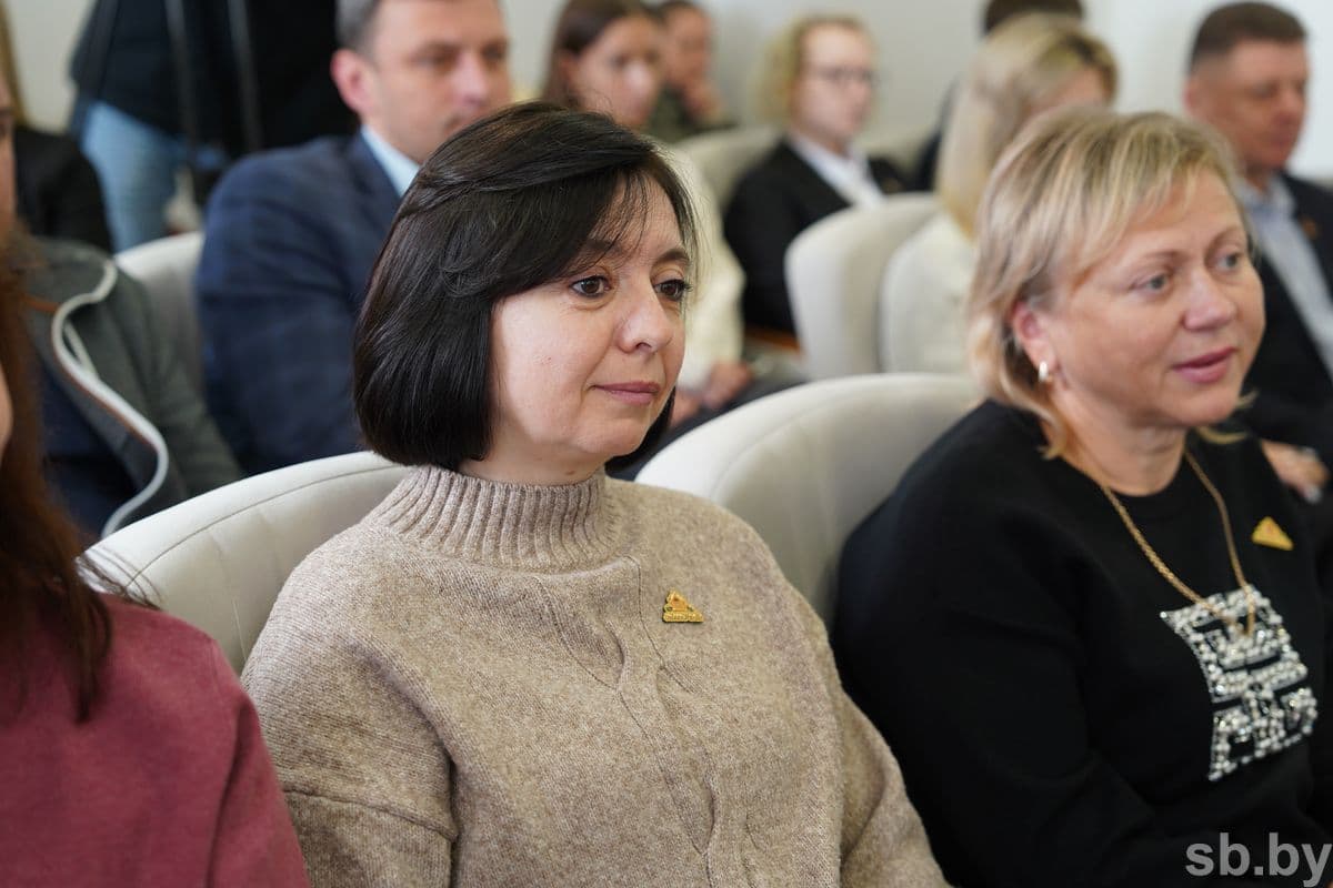 Тему семейных ценностей очень важно обсуждать, считает и молодой специалист, экономист по сбыту предприятия Алина Мельникова :
