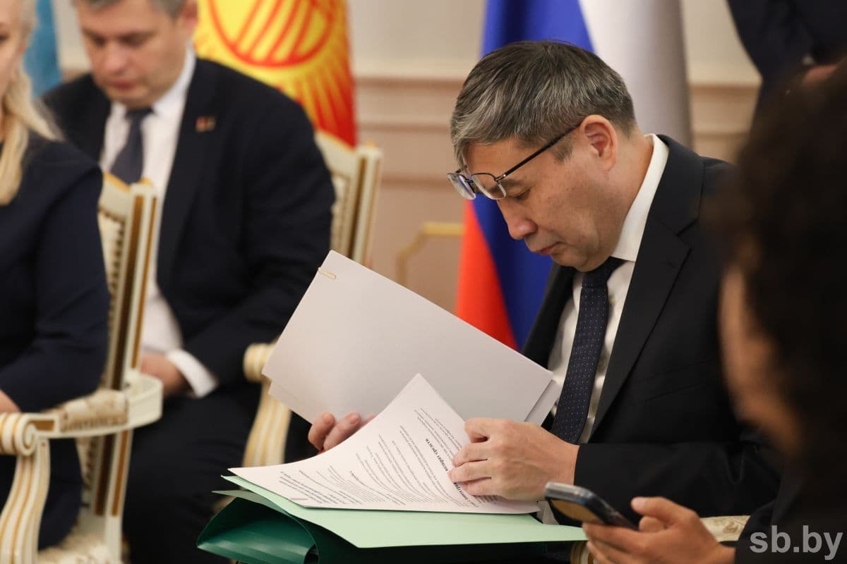 Роман Головченко акцентировал внимание на том, что для стран — участниц ЕАЭС важно расширять расчеты в национальных валютах, что снижает и транзакционные издержки, и валютные риски.