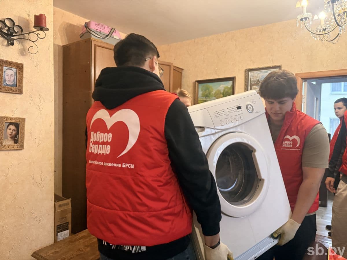 Одна из важных обязанностей молодого поколения — это помощь старшим, считает студент географического факультета БГУ, руководитель волонтерского отряда «Доброе сердце» БРСМ БГУ Александр Строганов :
