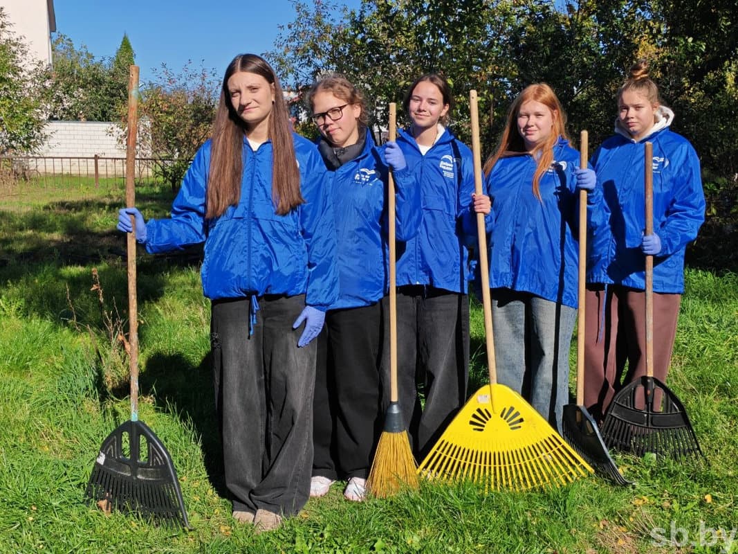 So what prompted the schoolgirls on Saturday to put aside personal affairs and take up broomsticks and rakes? These questions are addressed to the volunteers themselves.