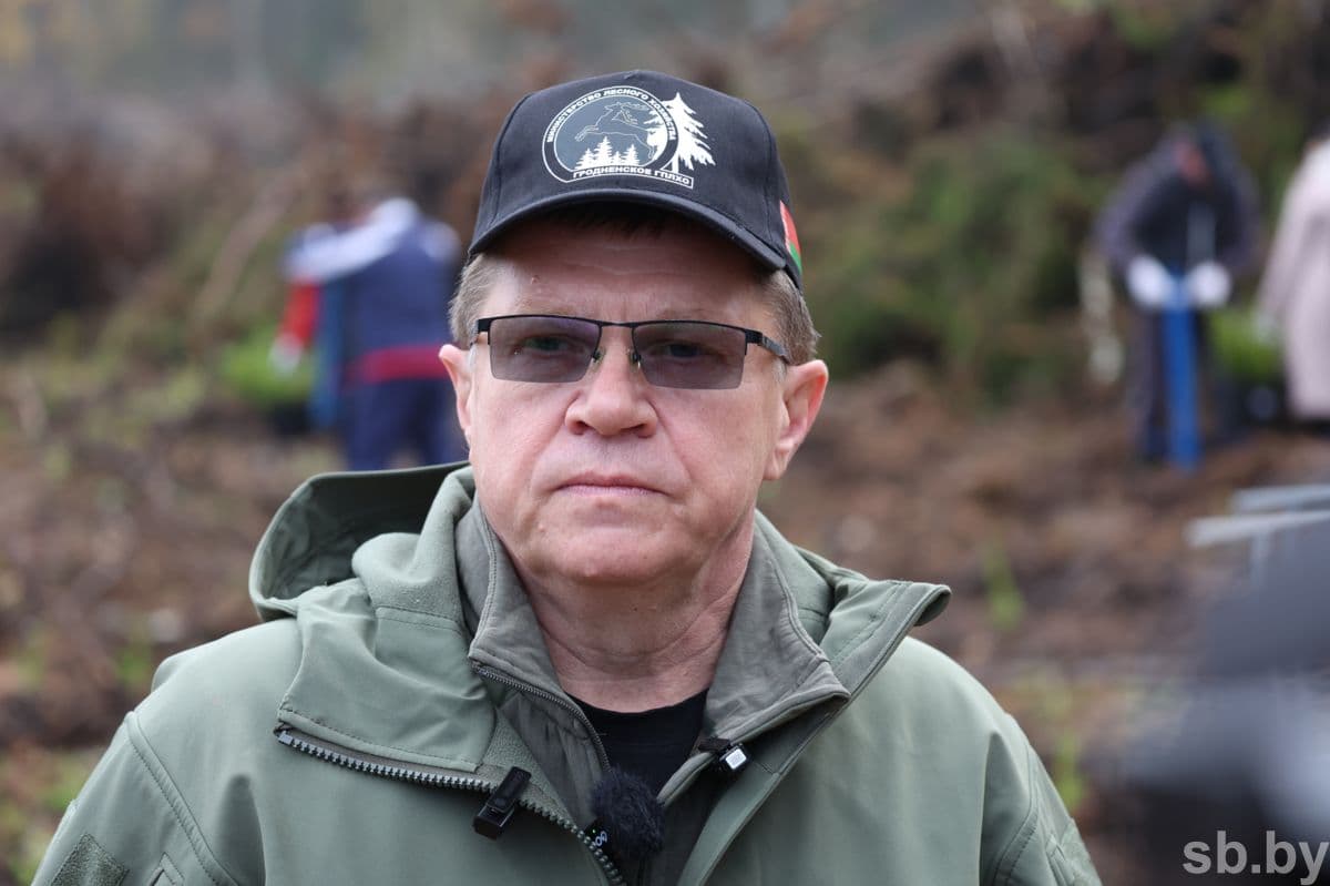 For the first time, Natalia Asmolovskaya, a representative of the first trade union, takes part in such a large-scale event, and we talk with her during the planting of birch seedlings: