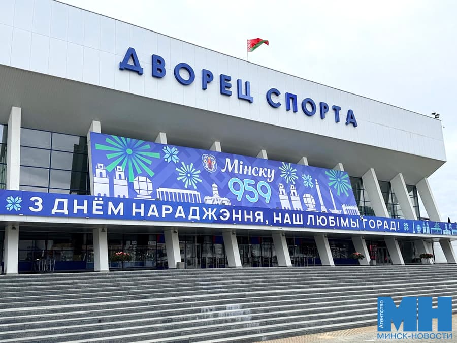 Глубокий синий и национальный орнамент: как украшают Минск ко Дню города