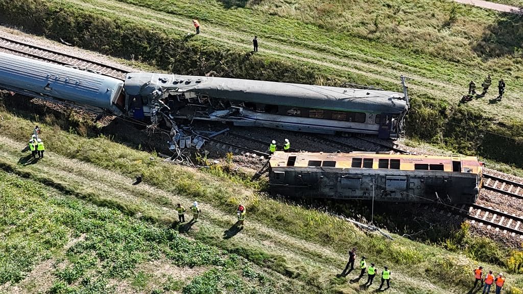 Поезд и грузовик столкнулись в Польше — один человек погиб, более 10 пострадали