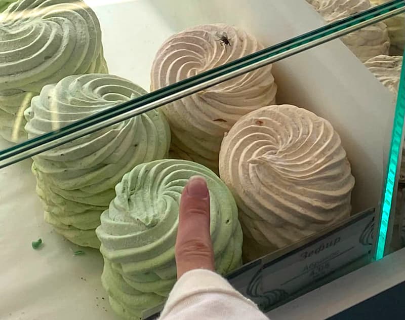 Просрочка, плесень и «зефир с повышенным содержанием белка». Минчане продолжают жаловаться на ритейл