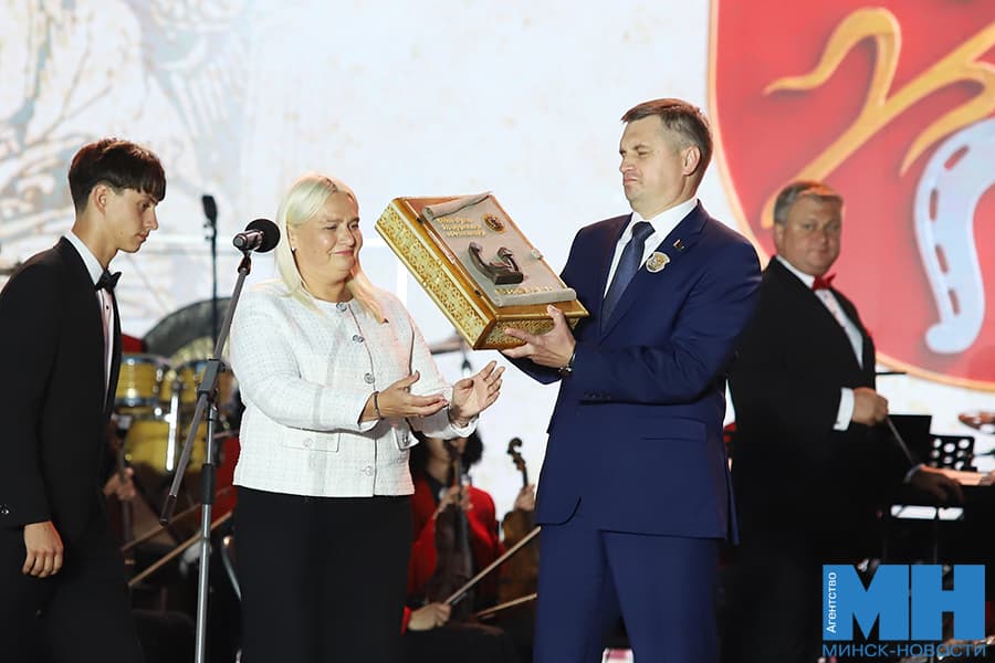 В Костюковичах передали вымпел столице белорусской письменности 2027 года