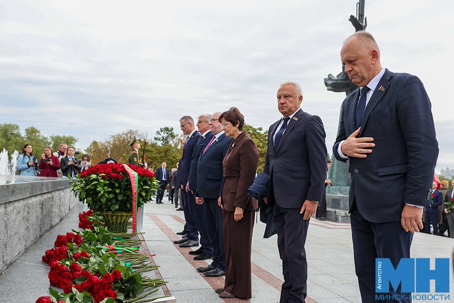 Сотни минчан и гостей столицы приняли участие в возложении цветов к обелиску «Минск — город-герой»