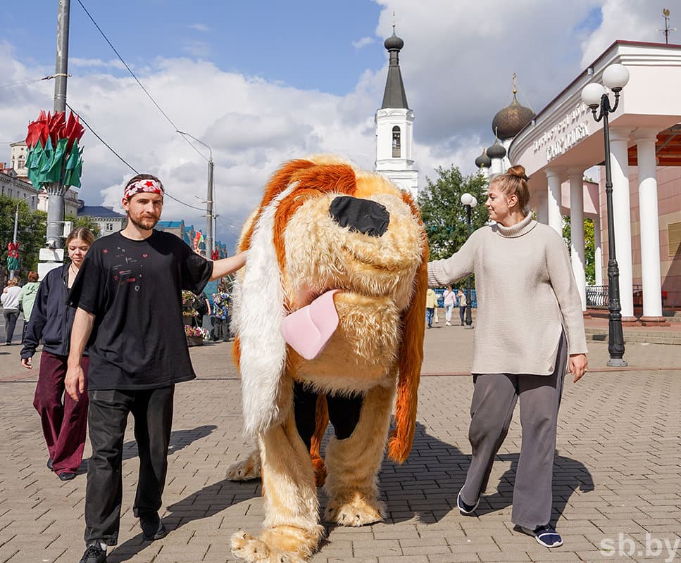 «Лохматый» перформанс у театра.