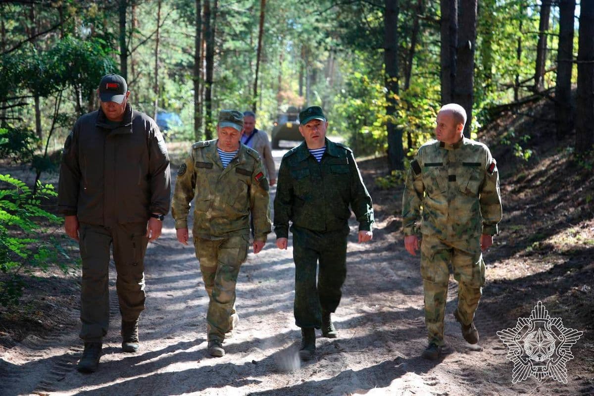 Иван Крупко и Юрий Валеватый ознакомились с бытовыми условиями военнообязанных, проследили за ходом занятий по предметам боевой подготовки и пообщались с участниками сбора.