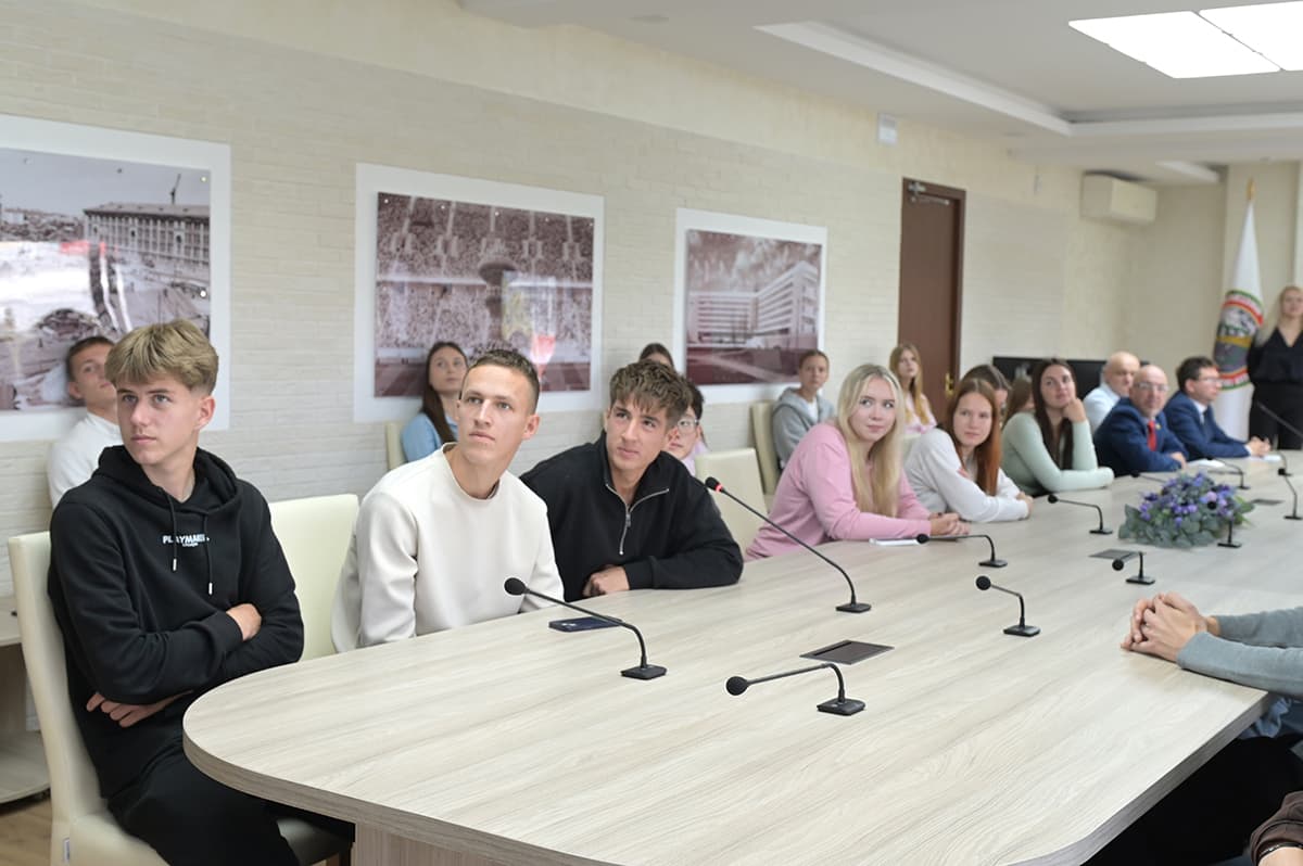 Исторические уроки и достижения Беларуси: круглый стол ко Дню народного единства прошел в БГУФК