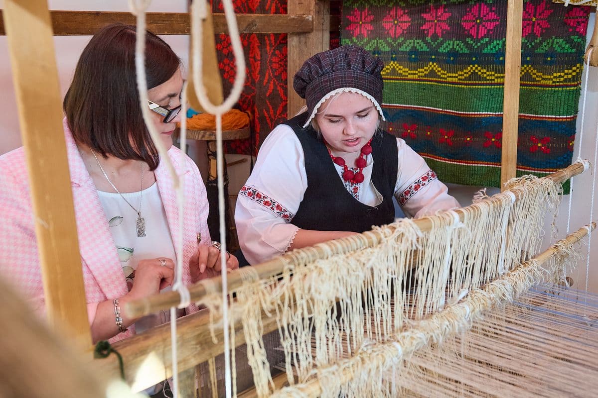 Рушники изо льна и ткацкое производство — в Гродно открылась творческая выставка ко Дню народного единства