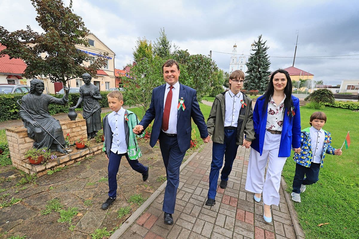 Прошлись по площади 17 Сентября в Глубоком с семьей Полидовец, родные которой пережили польскую оккупацию