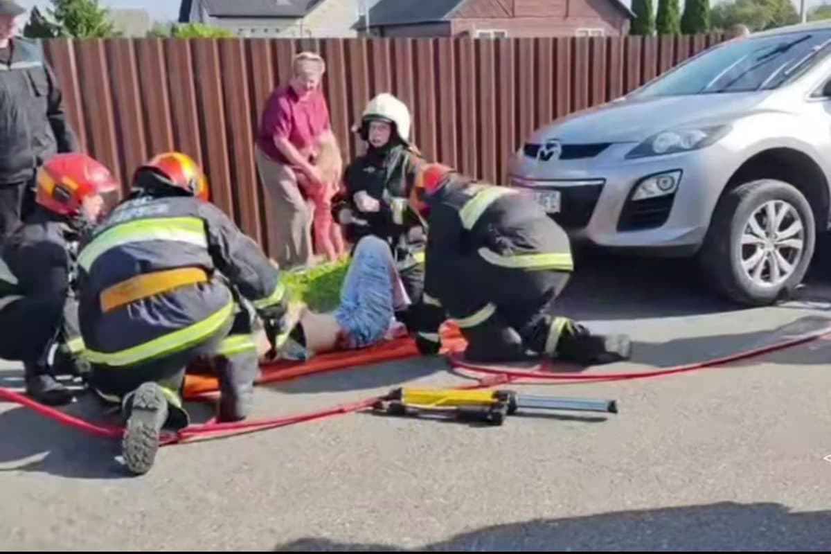 В Скиделе из-за ДТП пешеход оказался зажат легковым автомобилем — потребовалась помощь спасателей