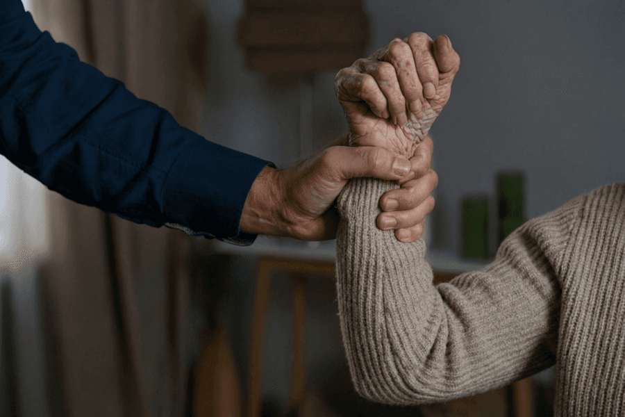 Минчанин угрожал расправой 93-летней матери — она сумела вырваться и вызвать милицию