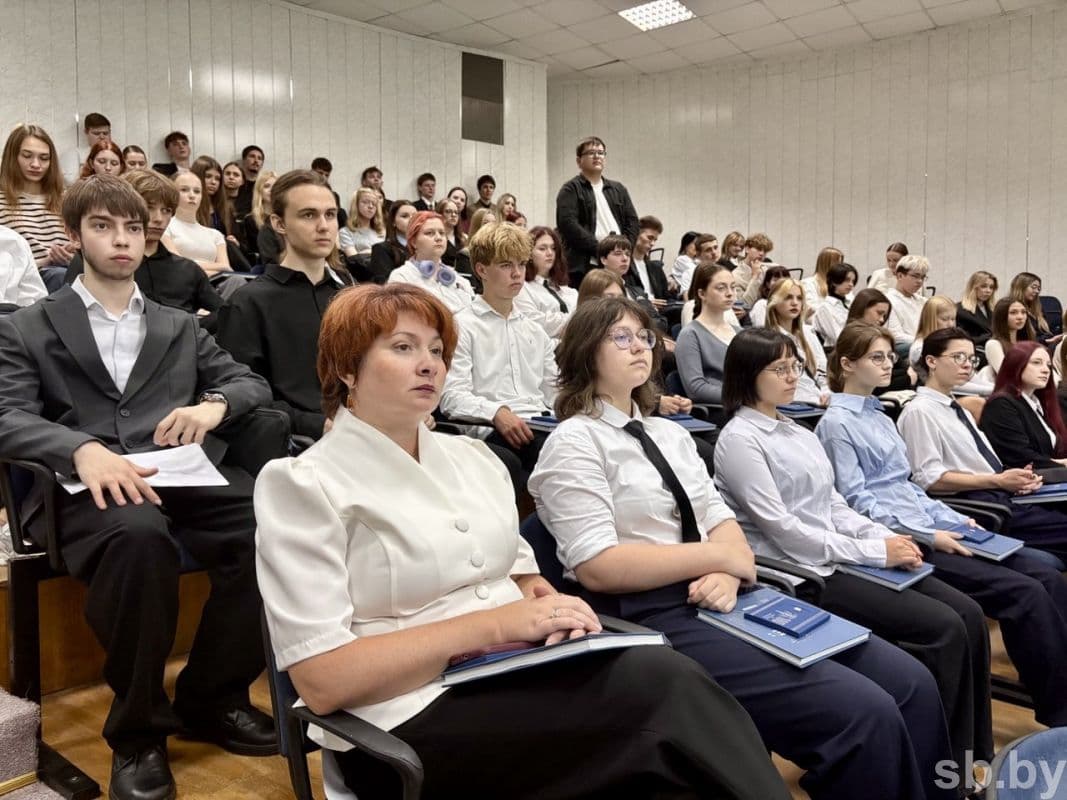 Поинтересовались ребята, какими навыками должен обладать молодой специалист, чтобы построить успешную карьеру в структуре министерства.