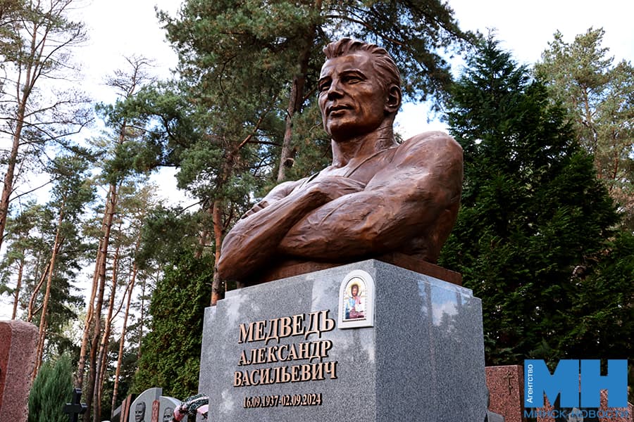 В Минске открыли памятник легендарному борцу Александру Медведю
