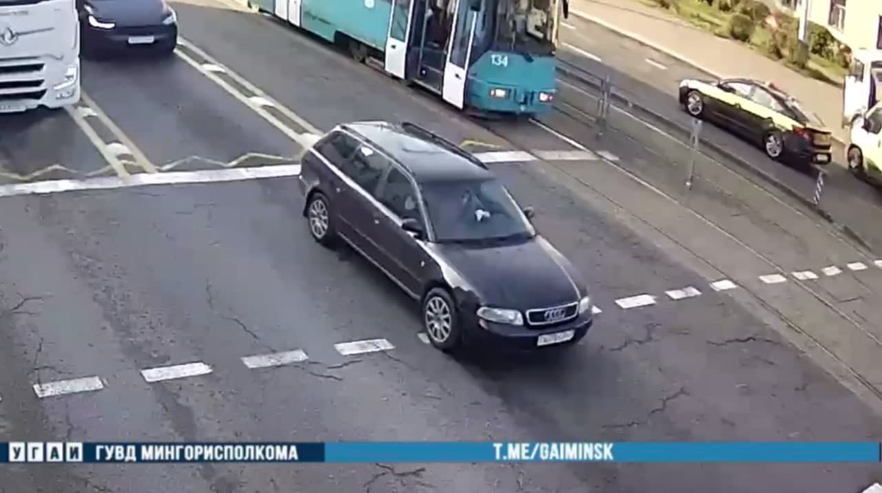 Два автомобиля столкнулись на перекрестке ул. Долгобродской и Будённого