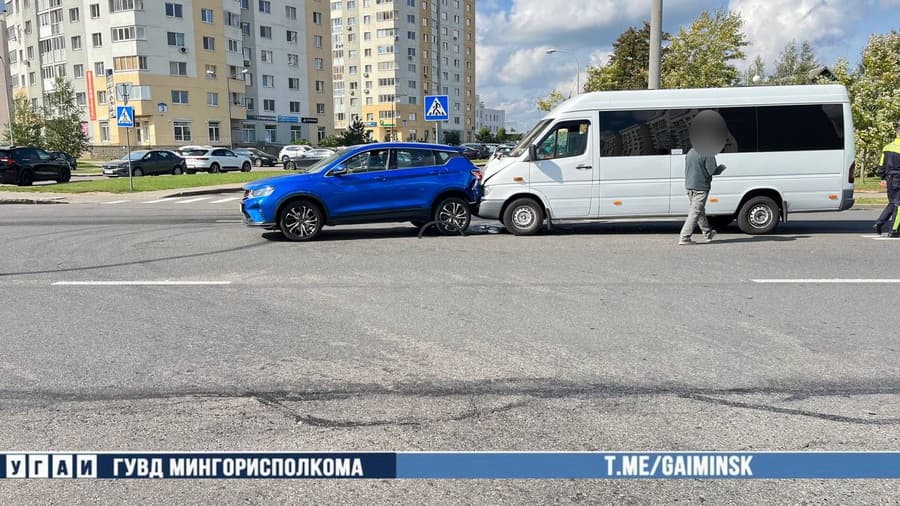 В Минске маршрутка врезалась в легковушку из-за заклинившей педали газа